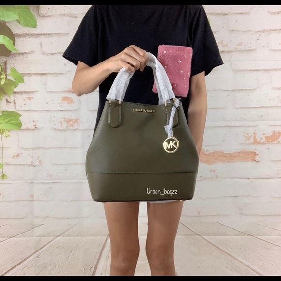 Michael Kors Handbags - Michael Kors Trista Large Grab Bag Satchel